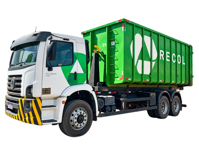 Caminhão roll-on/roll-off com caçamba da frota Recol